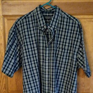 Van Huesen Men's XLT Short Sleeve Button Down Wrinkle Free Shirt